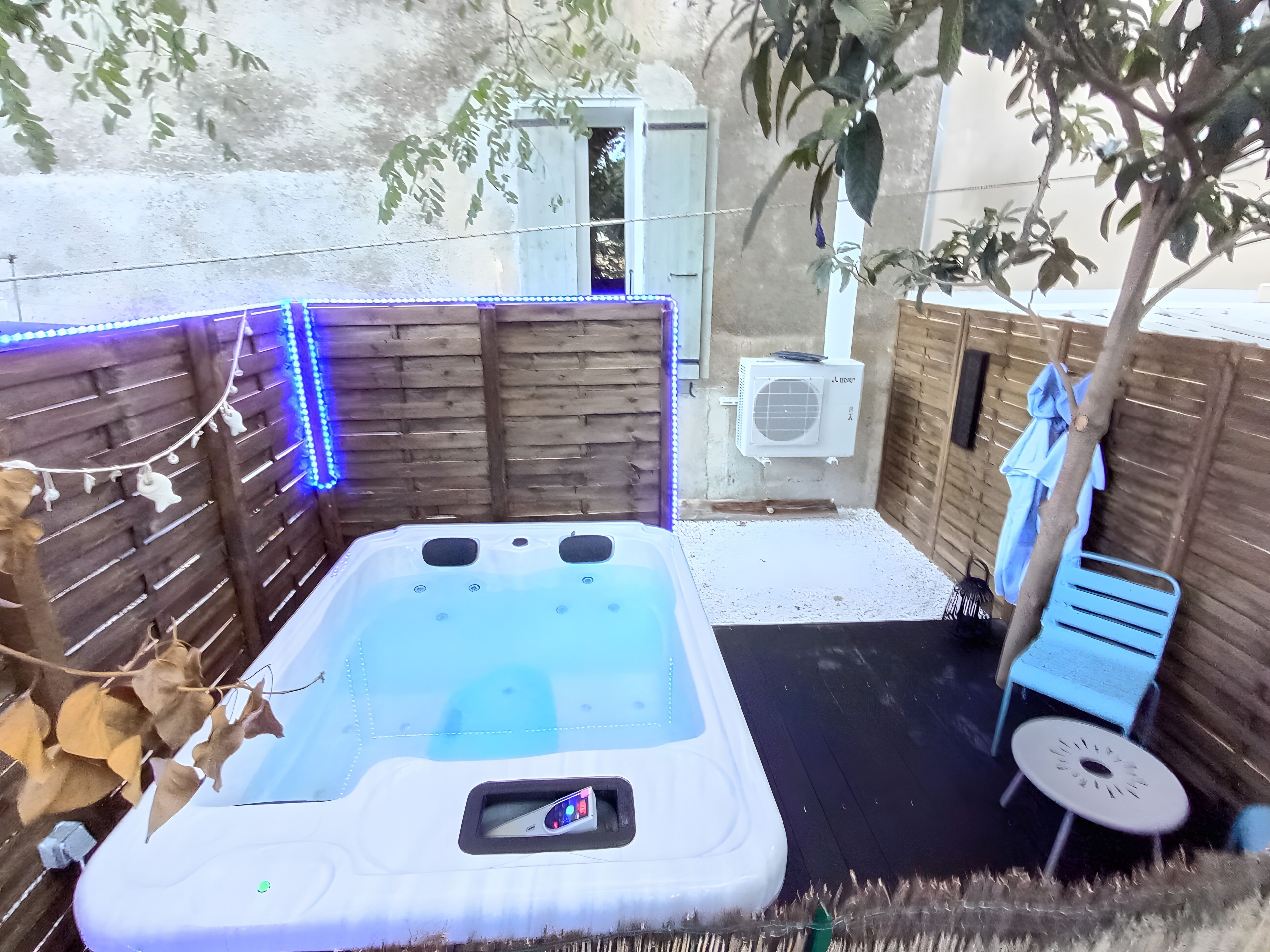 Outdoor spa tub