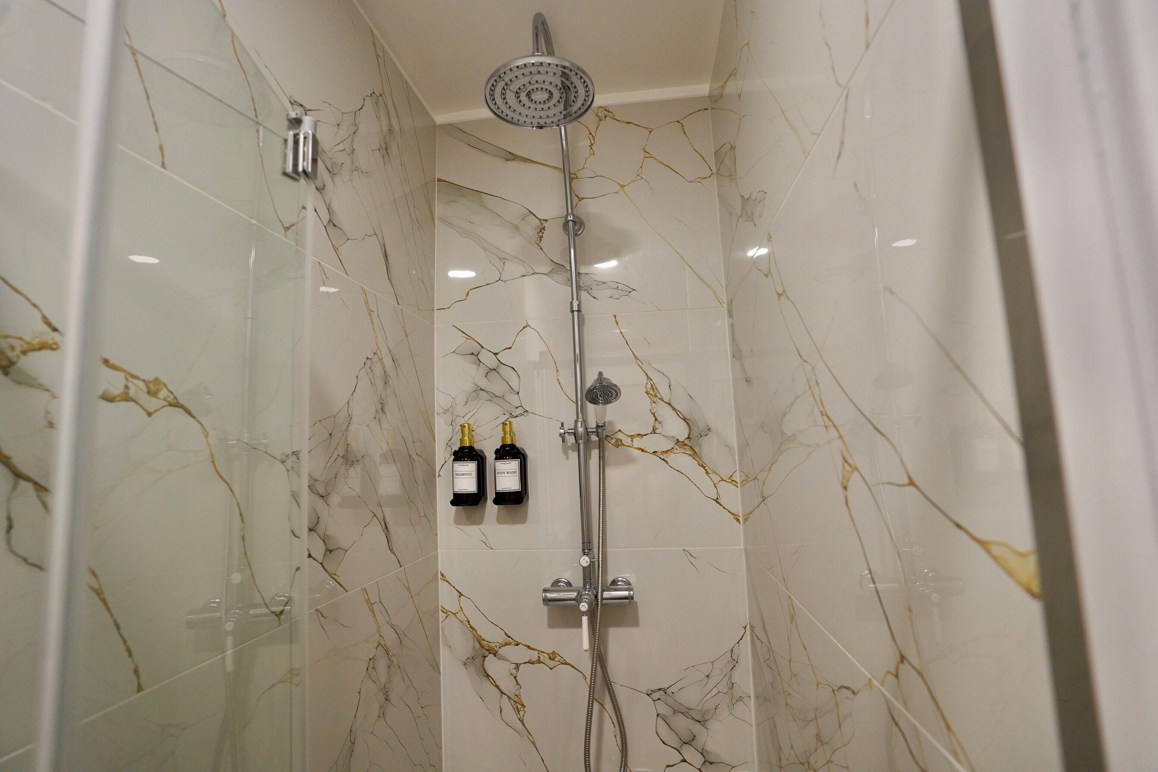 Dusche, Haartrockner, Handtücher