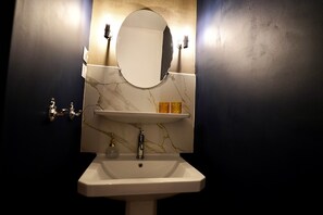 Dusj, hårføner og håndklær