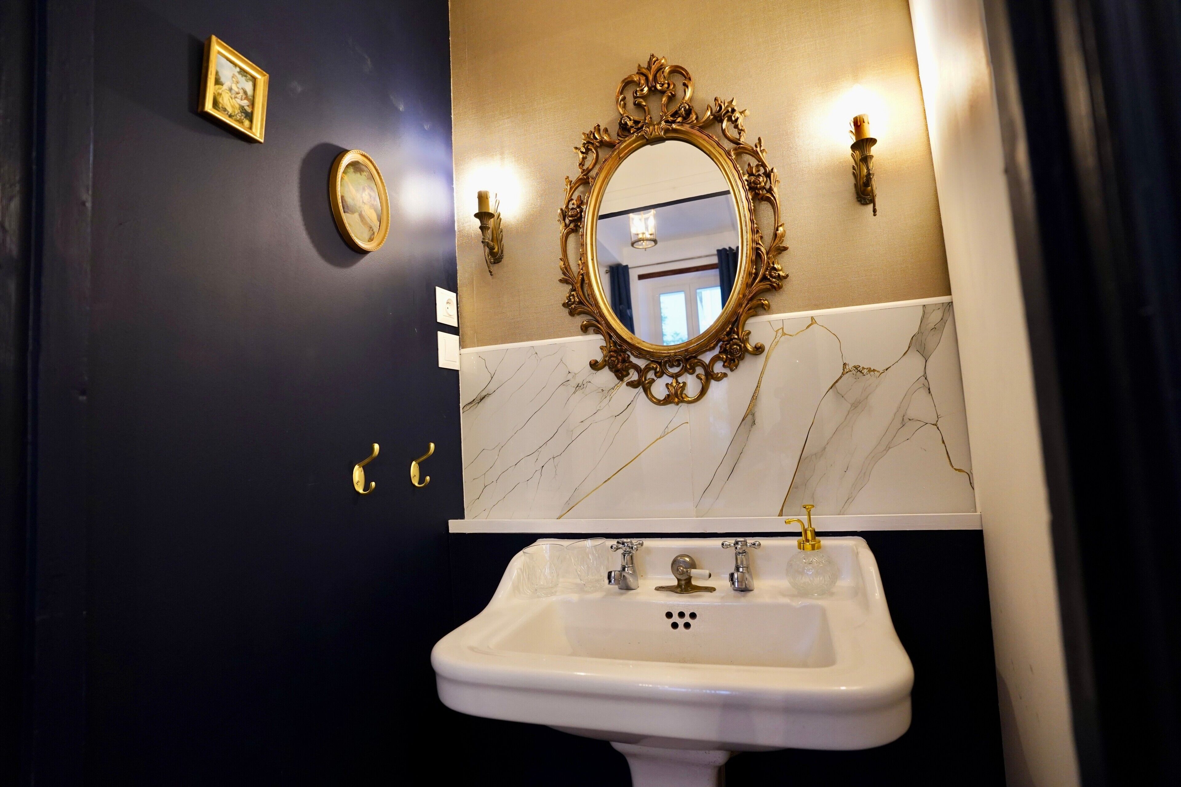 Een douche, een haardroger, handdoeken