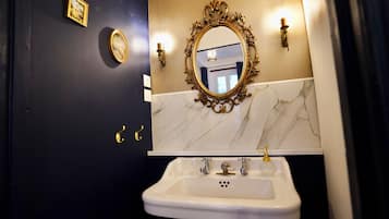 Een douche, een haardroger, handdoeken
