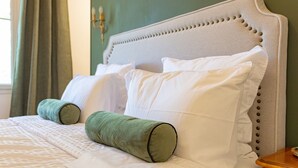 1 bedroom, iron/ironing board, WiFi, bed sheets - Room "Vignes" with Shared Terrace, Wi-Fi and Air Conditioning (Treilles)