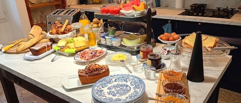 Ett buffébord med olika sorters mat och tillbehör.