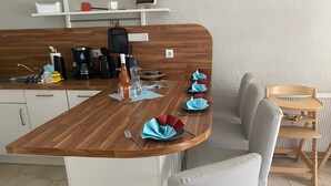 Coffee/tea maker, fridge, microwave, oven