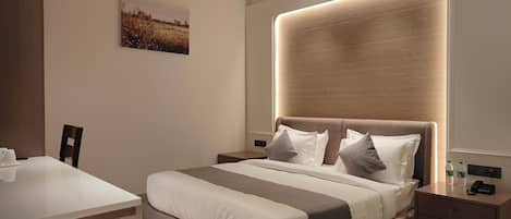 Executive Single Room | Desk, laptop workspace, blackout curtains
