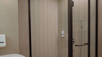 Executive Twin Room | Bilik Mandi | Pancuran mandi, kelengkapan dandanan diri percuma, pengering rambut
