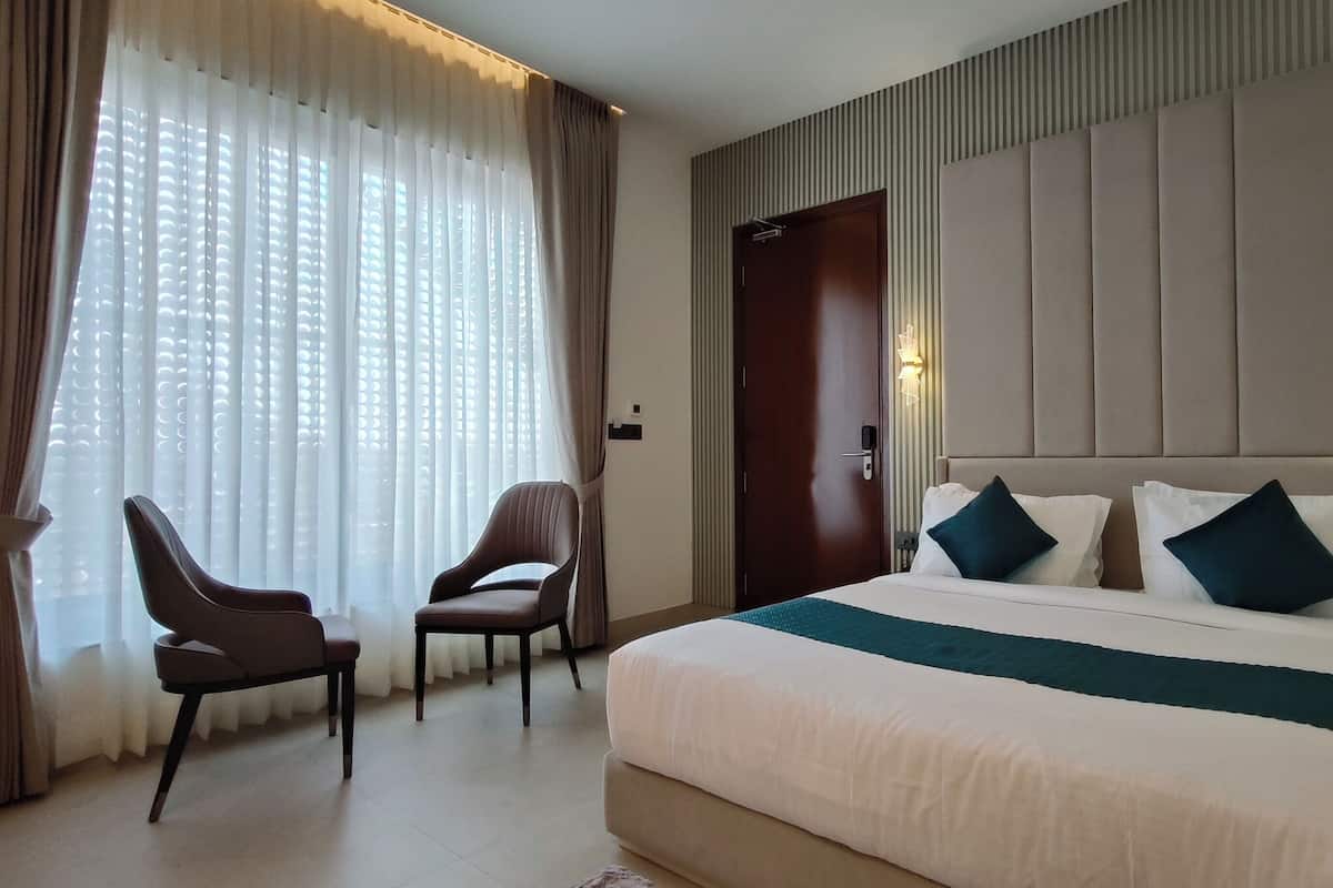 Suite de lujo, balcón | Escritorio, espacio para trabajar con laptop y cortinas blackout