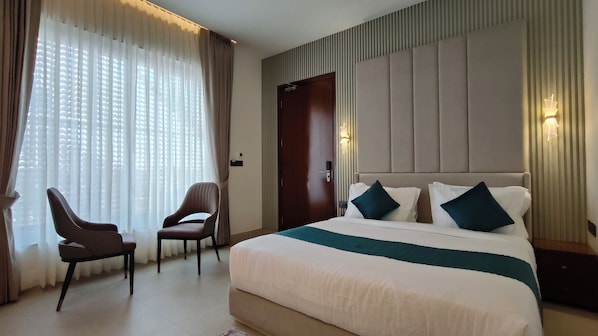 Suite de lujo, balcón | Escritorio, espacio para trabajar con laptop y cortinas blackout