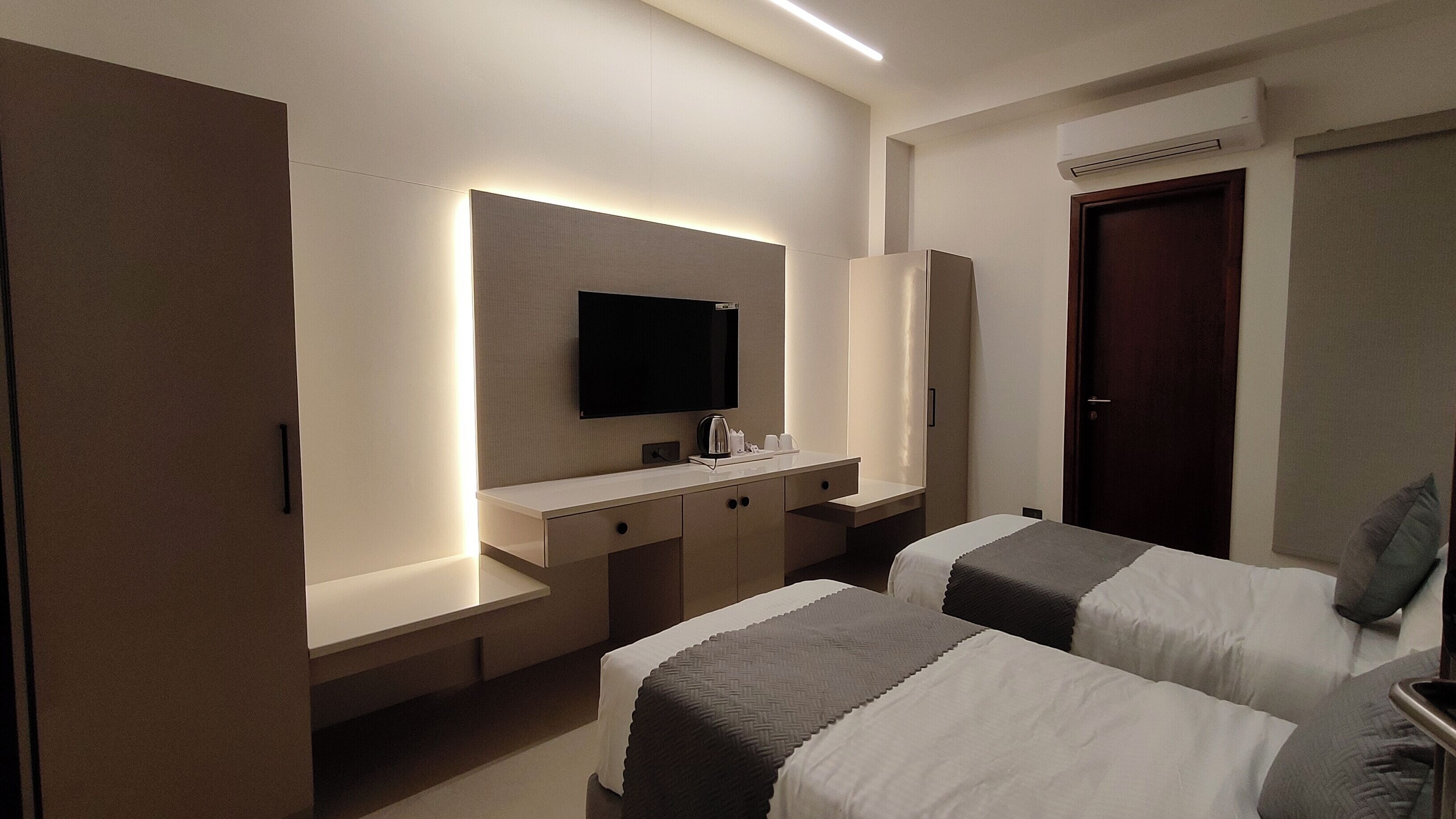 Executive Twin Room | Meja, ruang kerja komputer riba, langsir/tirai gelap terus 