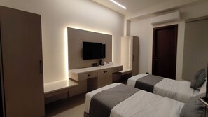 Habitación ejecutiva con 2 camas individuales | Escritorio, espacio para trabajar con laptop y cortinas blackout