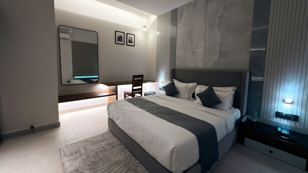 Habitación individual Premium | Escritorio, espacio para trabajar con laptop y cortinas blackout