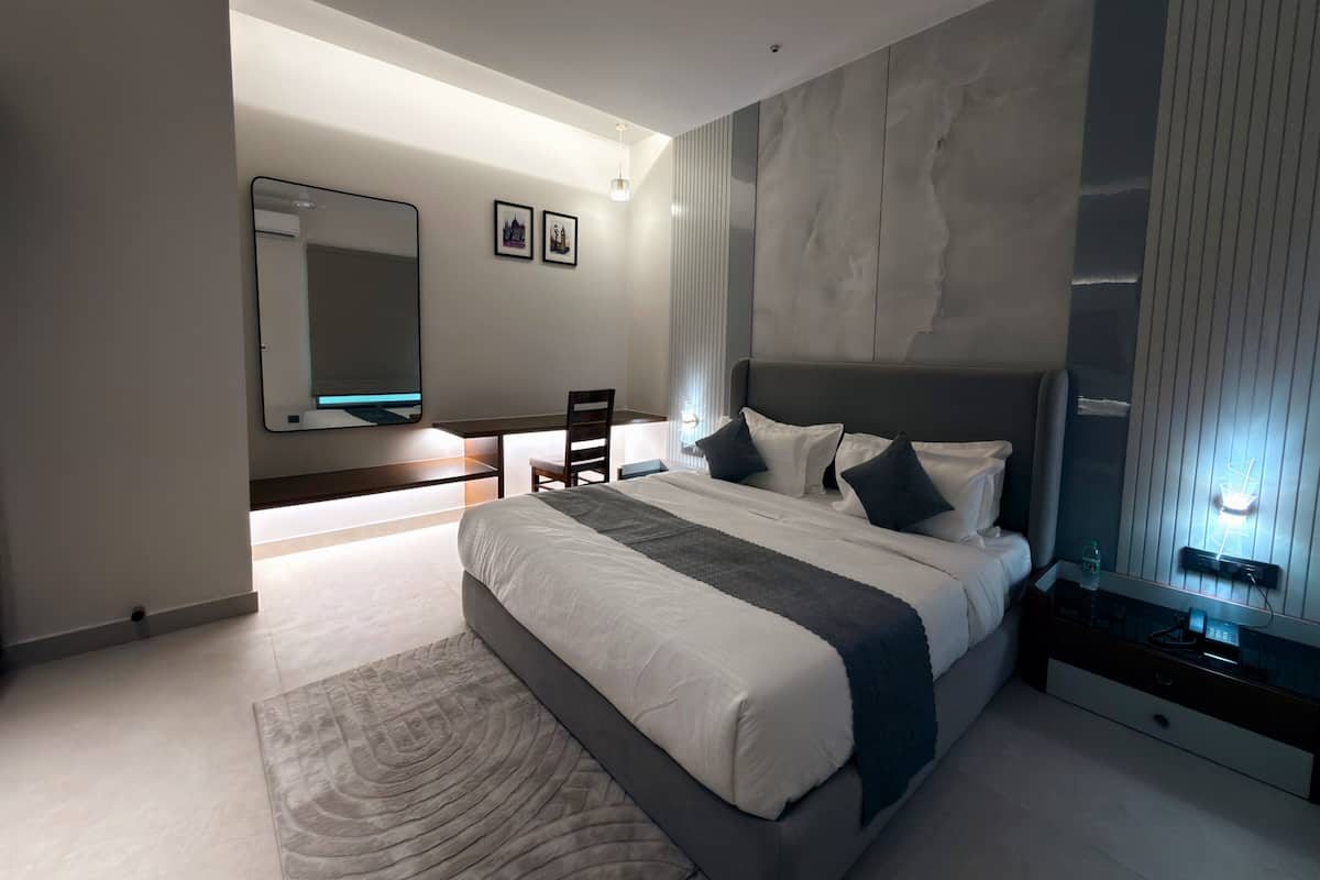 Habitación individual Premium | Escritorio, espacio para trabajar con laptop y cortinas blackout