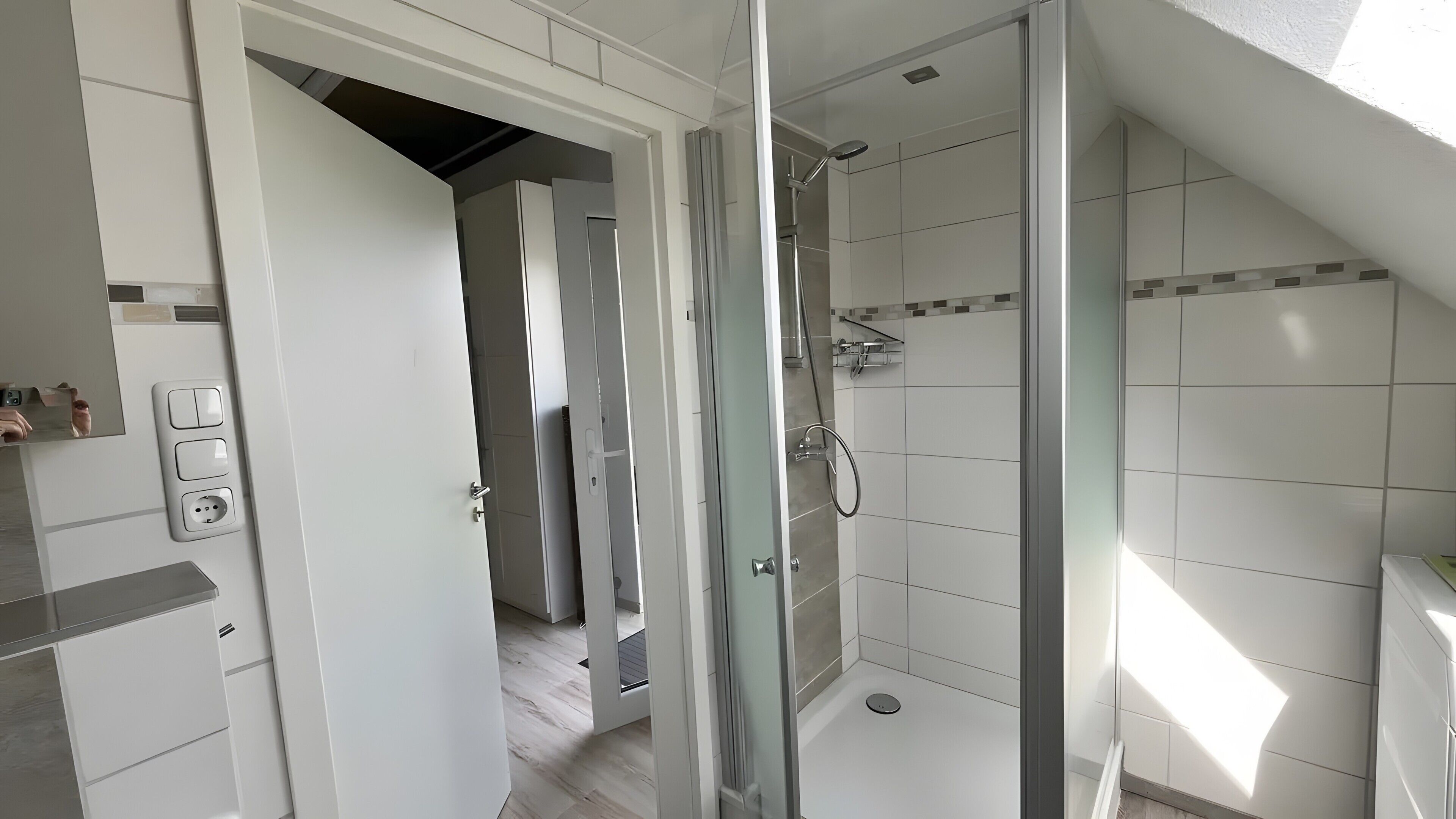 Douche, sèche-cheveux, serviettes fournies