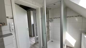 Douche, sèche-cheveux, serviettes fournies