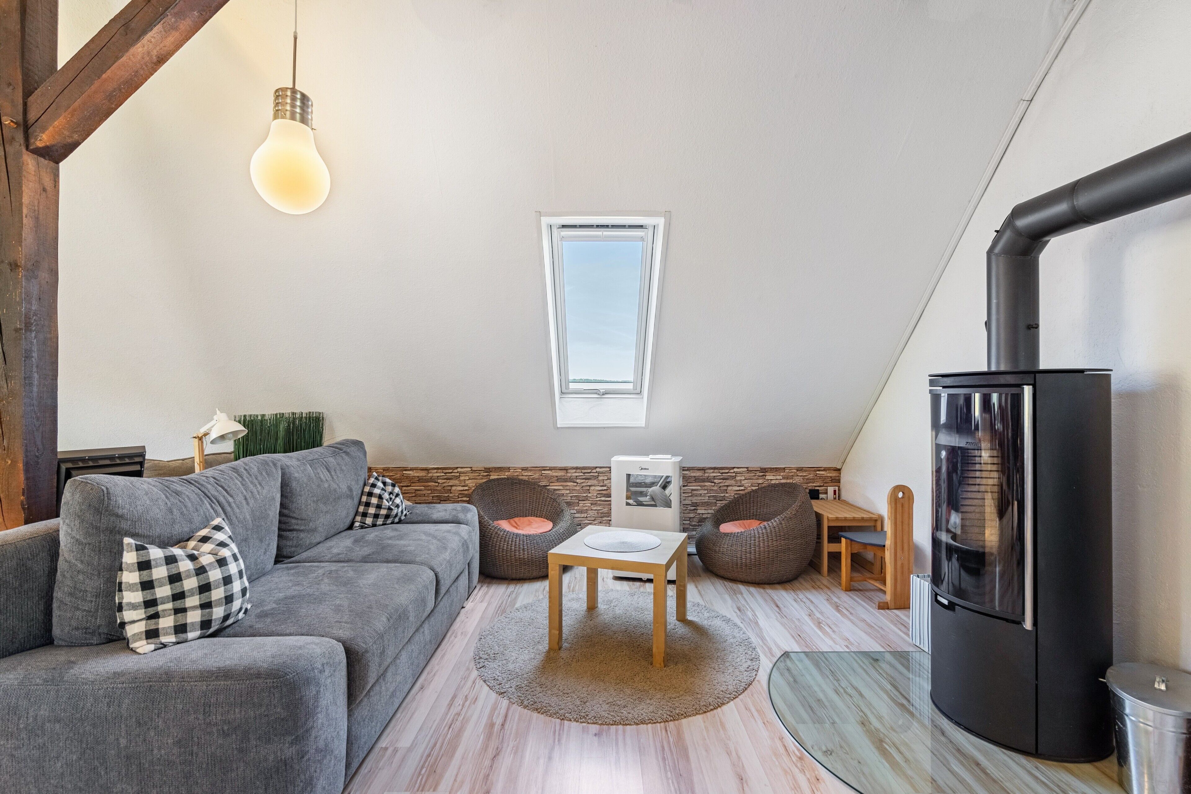 Fernseher, Kamin, Stereoanlage