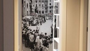 A hallway with a black and white photograph of a crowded street scene. - 1000 Miglia Apartment BSC (Brescia)