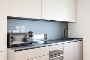 Wasserkocher mit Kaffee-/Teezubehör, Kühlschrank, Mikrowelle, Ofen