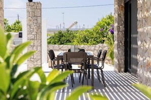 Outdoor dining - Noera Villas | Elegant Three-Bedroom Villa with Private Infinity Pool (Kremasti)