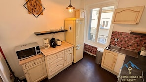 Wasserkocher mit Kaffee-/Teezubehör, Kühlschrank, Mikrowelle, Ofen