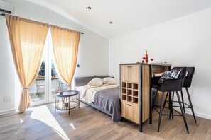 Iron/ironing board, free WiFi, bed sheets - Studio Petar with private parking and balcony near the beach (Kaštel Štafilić)