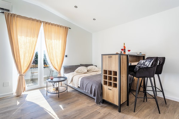 Iron/ironing board, free WiFi, bed sheets