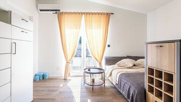 Iron/ironing board, free WiFi, bed sheets