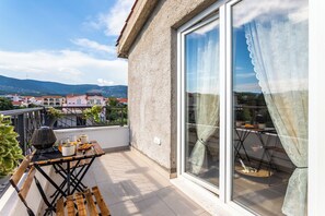 Outdoor dining - Studio Petar with private parking and balcony near the beach (Kaštel Štafilić)