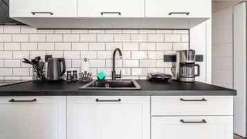 Coffee/tea maker, fridge, microwave, oven