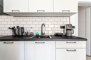 Wasserkocher mit Kaffee-/Teezubehör, Kühlschrank, Mikrowelle, Ofen