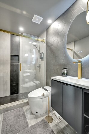 Douche, sèche-cheveux, bidet, serviettes fournies