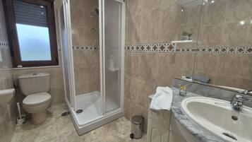 Een douche, handdoeken