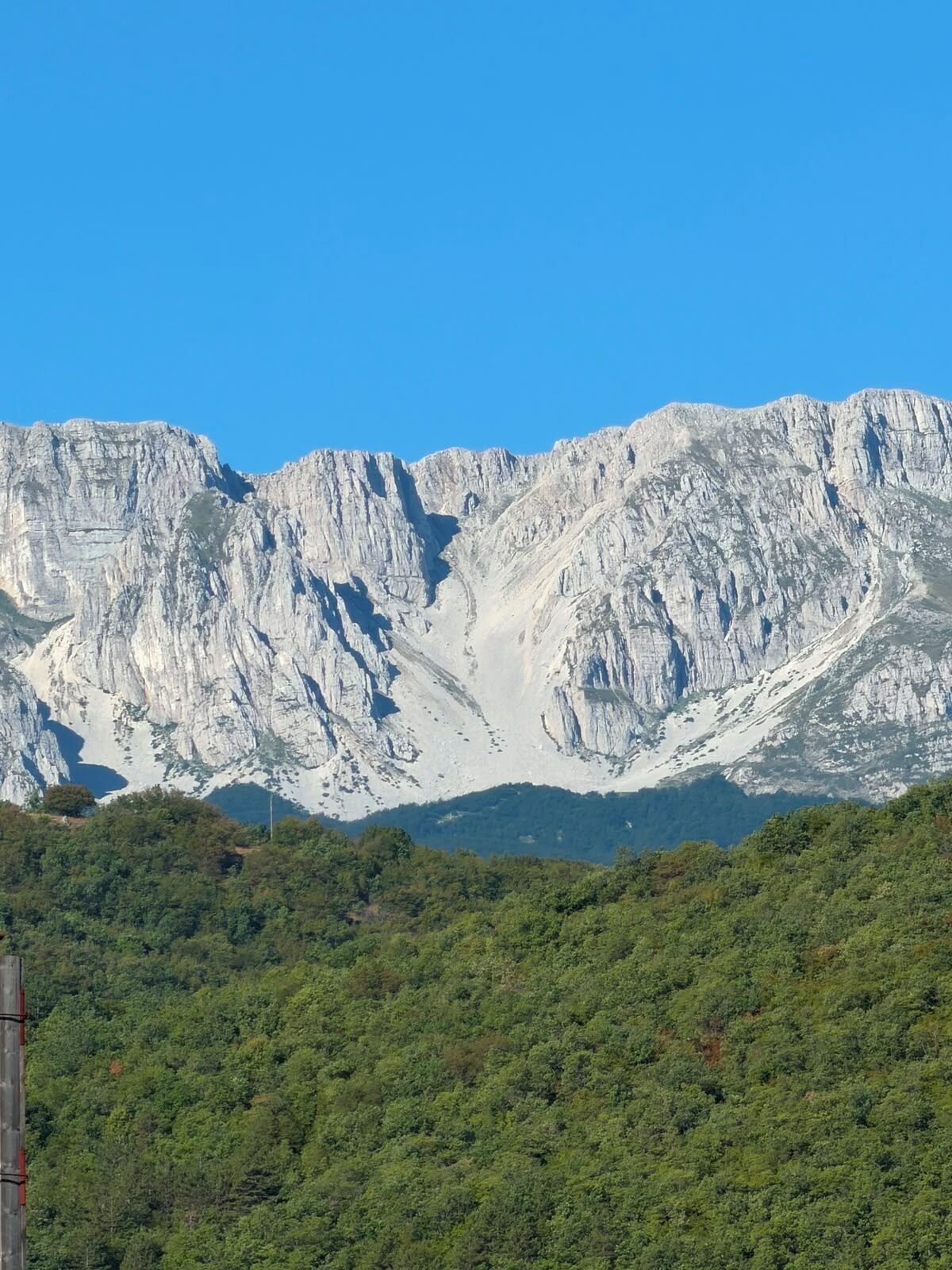Eine gebirgige Landschaft mit steilen Felsen und dichtem Wald.
