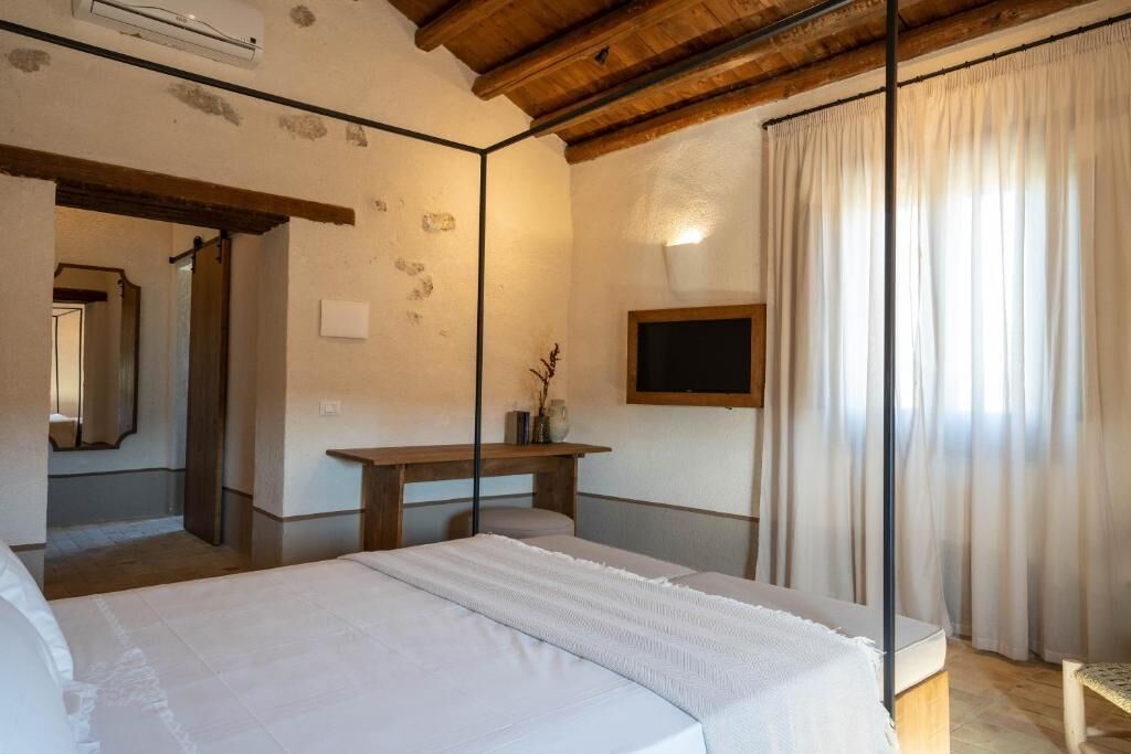 Doppia Deluxe, vista valle, piano elevato | Una cassaforte in camera, una scrivania, ferro/asse da stiro