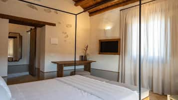 Doppia Deluxe, vista valle, piano elevato | Una cassaforte in camera, una scrivania, ferro/asse da stiro
