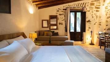 Tripla Deluxe, vista giardino, ad angolo | Una cassaforte in camera, una scrivania, ferro/asse da stiro