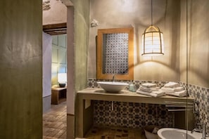 Phòng đôi Deluxe, quang cảnh sân vườn, cao tầng | Phòng tắm | Máy sấy tóc, khăn tắm, xà phòng, dầu gội