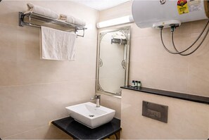 Quarto casal clássico | Banheiro | Chuveiro, toalhas de banho, sabonete, shampoo