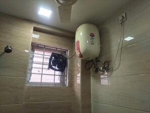 Quarto casal standard | Banheiro | Chuveiro, toalhas de banho, sabonete, shampoo