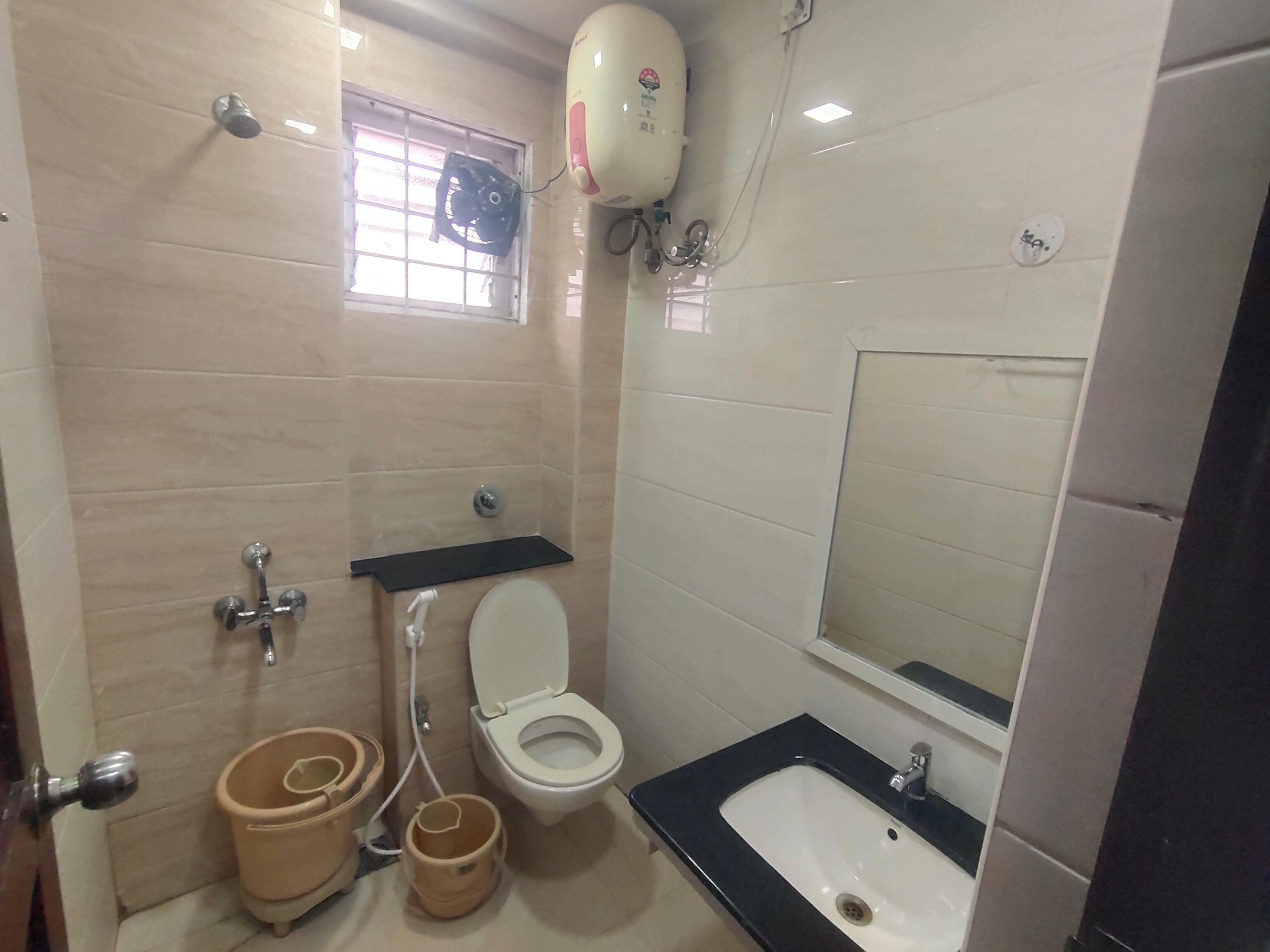 Habitación estándar doble | Baño | Ducha, toallas, jabón y champú