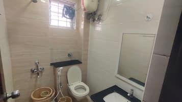 Habitación estándar doble | Baño | Ducha, toallas, jabón y champú