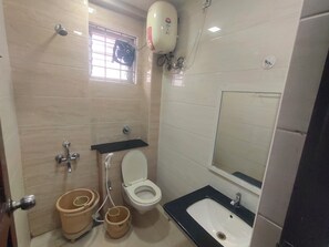 Standard-Doppelzimmer | Badezimmer | Dusche, Handtücher, Seife, Shampoo