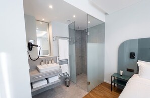 Deluxe-suite - balkon | Badeværelse | Bruser, hårtørrer, håndklæder, Sæbe