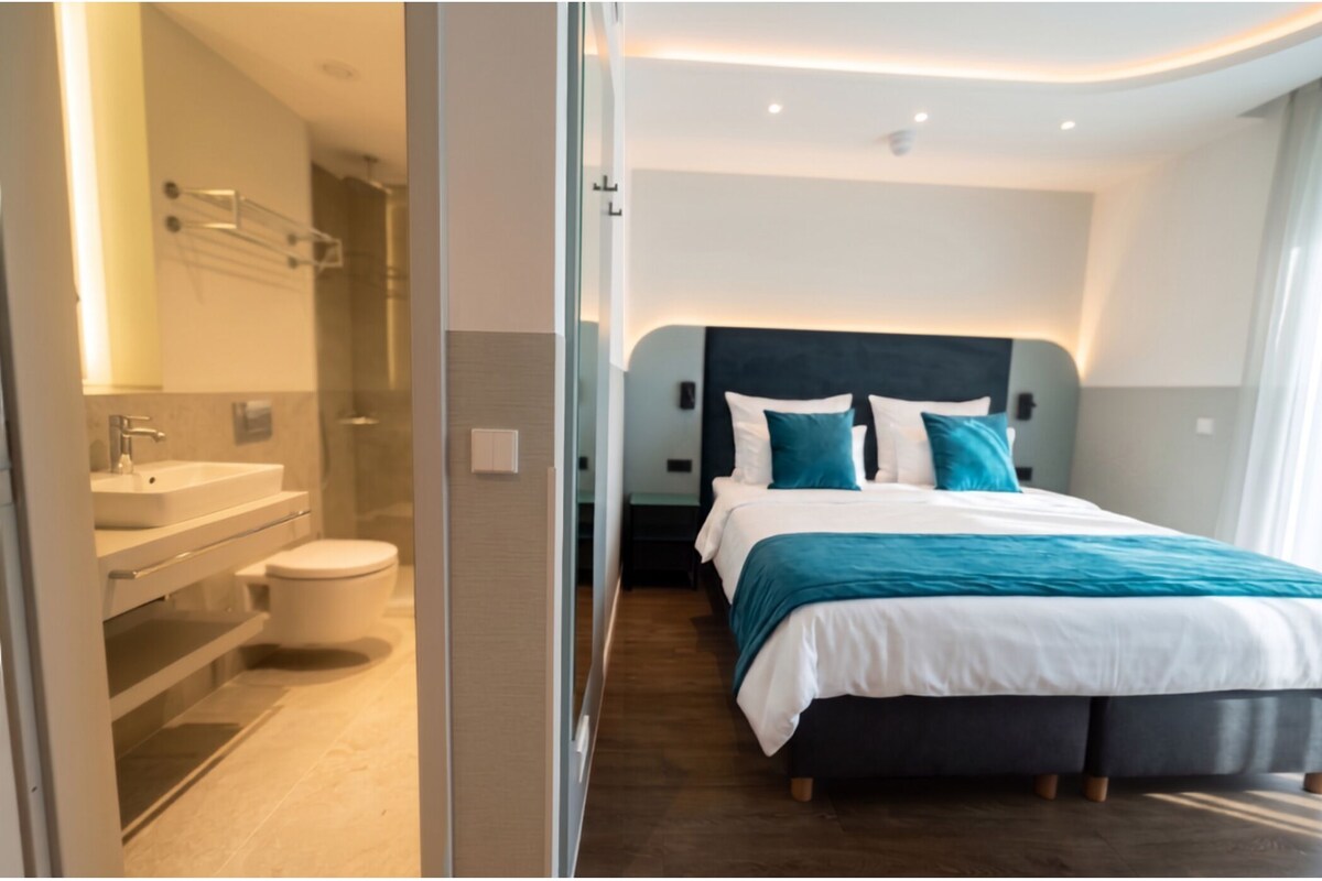 Habitación doble Deluxe | Caja de seguridad en la habitación y escritorio 