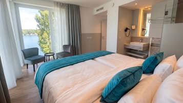 Suite Deluxe, balcón | Caja fuerte, escritorio, espacio para trabajar con un portátil