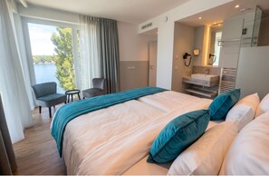 Suite Deluxe, balcón | Caja de seguridad en la habitación y escritorio 