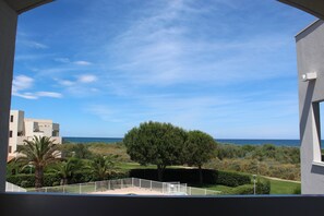 A balcony with a view of the sea, a tree, and a building. - Near the beach, with an ocean view and a balcony (Saint-Cyprien)