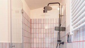 A small bathroom with a toilet, sink, and shower. - A Casa Da Angelo - Country House (Grottammare)