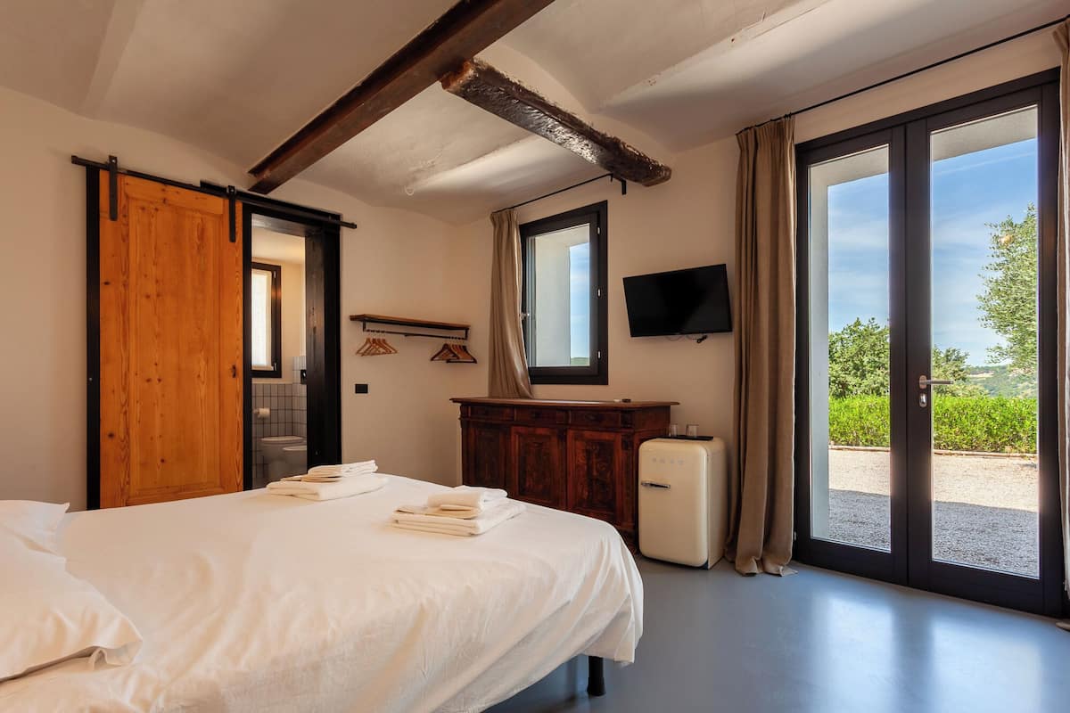 Double Room | Premium bedding, desk, soundproofing, WiFi (free)
