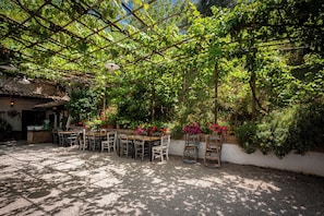 Tempat makan luar