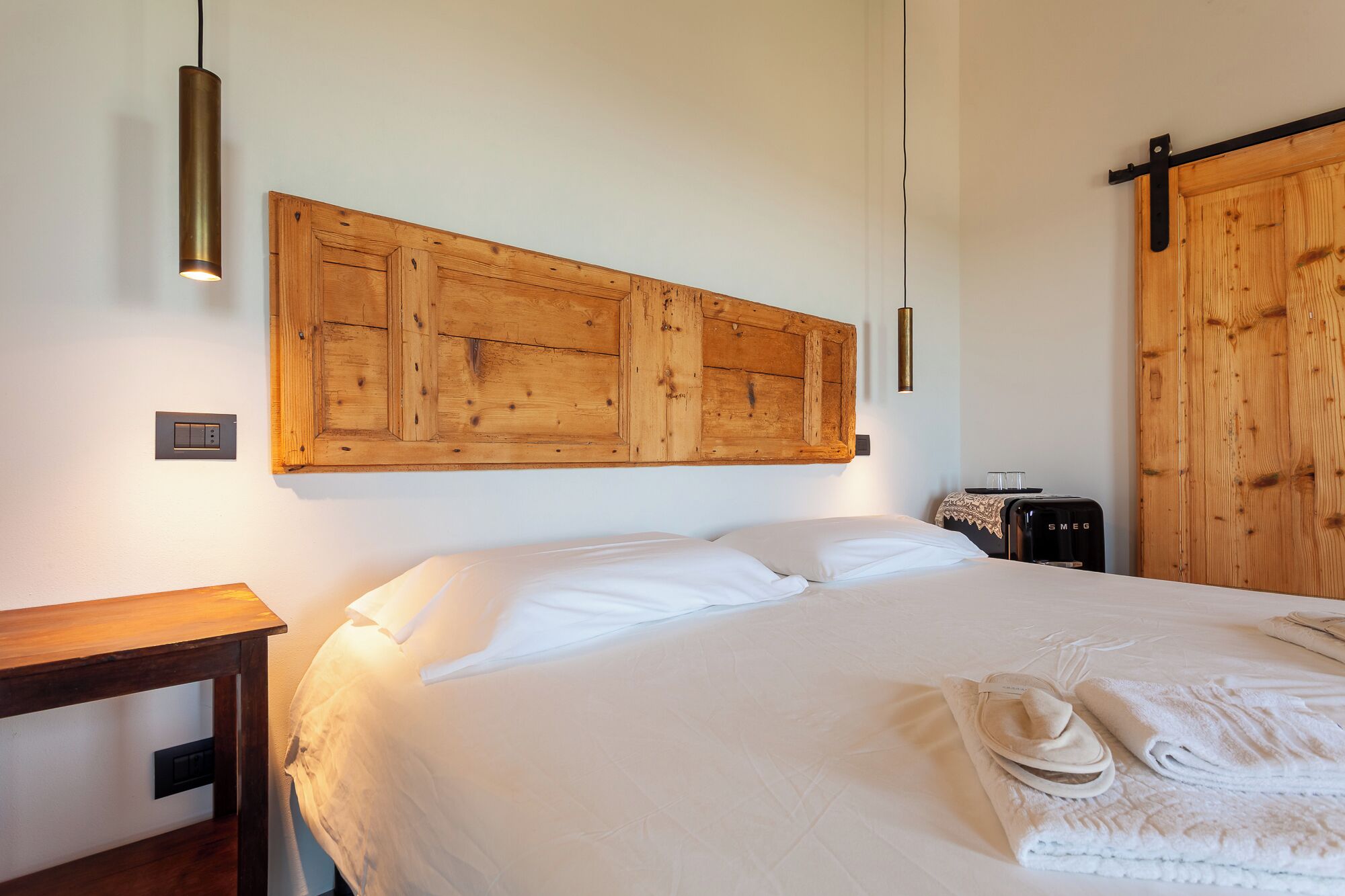 Dreibettzimmer | Hochwertige Bettwaren, Schreibtisch, schallisolierte Zimmer